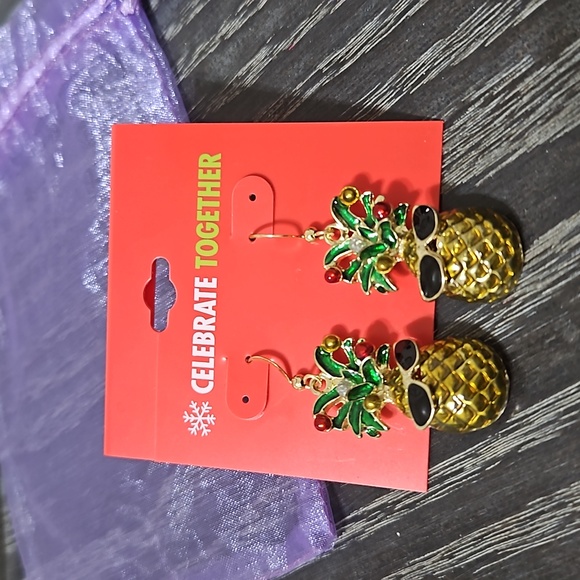 Kim Rogers holiday pineapple earrings - Picture 4 of 4